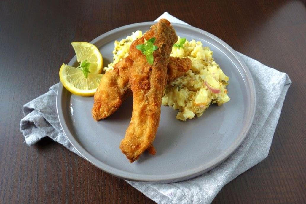 Štědrovečerní večeře kapr salát