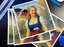 Mladí příznivci AfD se v minulých letech sdružovali ve spolku Mladá alternativa (JA), který fungoval značně nezávisle a vyvolával četné kontroverze. Za prokazatelně pravicově extremistickou organizaci ji považoval německý Spolkový úřad na ochranu ústavy (BfV).