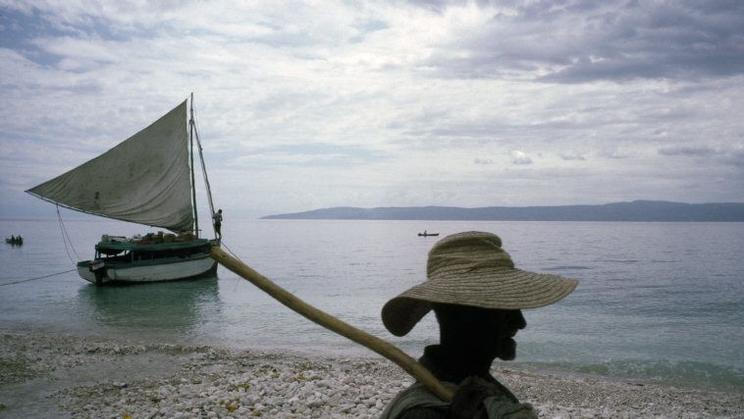 Pohled z haitské vesnice Montrouis na ostrov La Gonave