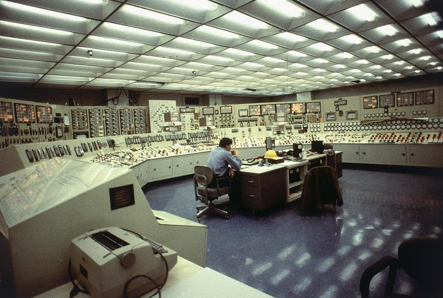 Kontrolní místnost jaderné elektrárny Three Mile Island, Pensylvánie, cca 1979. Operátor monitoruje rozsáhlé ovládací panely reaktoru.