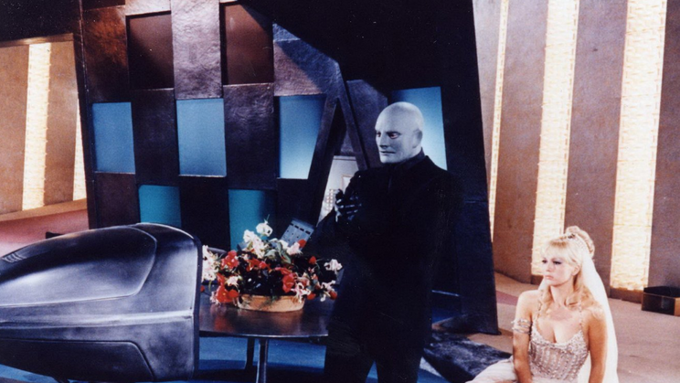 Jean Marais jako Fantomas a Mylène Demongeotová ve snímku Fantomas se zlobí (1965). 