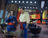 Louis de Funès jako komisař Juve v převleku a Jacques Dynam ve filmu Fantomas se zlobí.