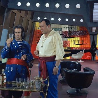 Louis de Funès jako komisař Juve v převleku a Jacques Dynam ve filmu Fantomas se zlobí.