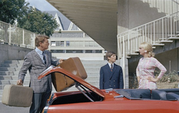 Jean Marais, Olivier de Funès a Mylène Demongeotová ve snímku Fantomas se zlobí. 