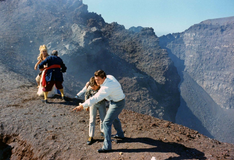 Film Fantomas se zlobí se natáčel v atraktivních lokacích, například i na svazích sopky Vesuv.