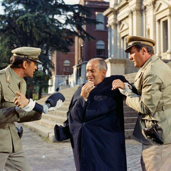 Louis de Funès jako komisař Juve ve filmu Fantomas se zlobí.