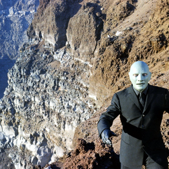 Jean Marais jako Fantomas ve filmu Fantomas se zlobí.