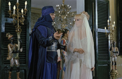 Jean Marais a Mylène Demongeotová ve filmu Fantomas se zlobí.