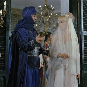 Jean Marais a Mylène Demongeotová ve filmu Fantomas se zlobí.