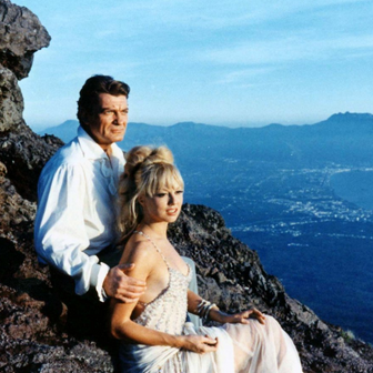 Jean Marais jako novinář Fandor a Mylène Demongeotová coby jeho snoubenka Helena ve filmu Fantomas se zlobí.