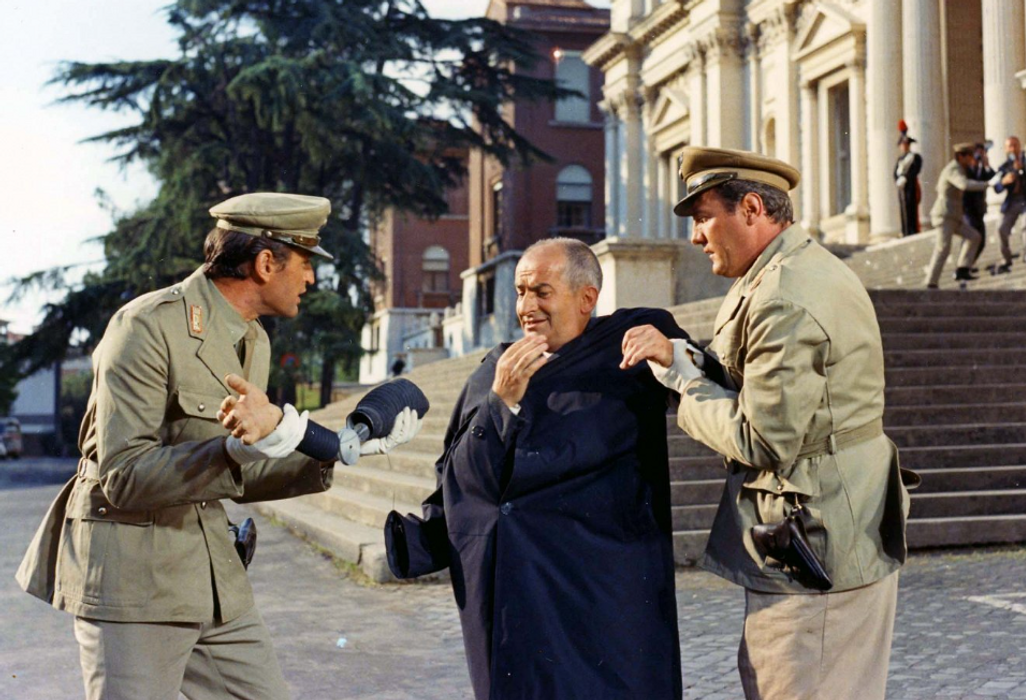 Louis de Funès jako komisař Juve ve filmu Fantomas se zlobí.