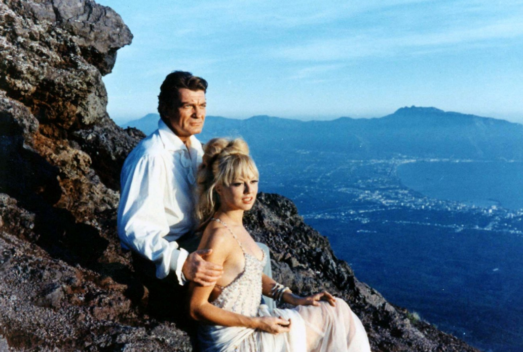 Jean Marais jako novinář Fandor a Mylène Demongeotová coby jeho snoubenka Helena ve filmu Fantomas se zlobí.