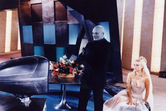 Jean Marais jako Fantomas a Mylène Demongeotová ve snímku Fantomas se zlobí (1965). 