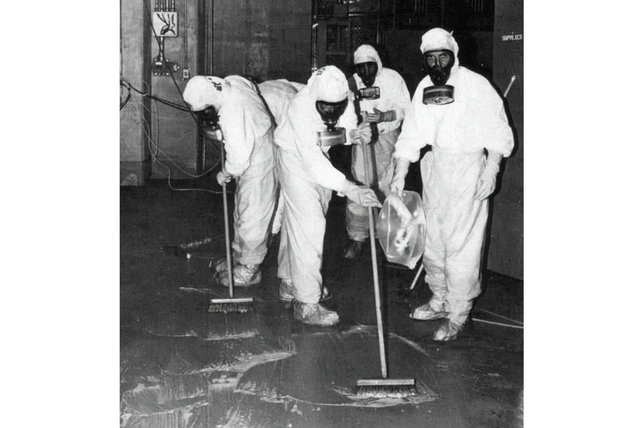 Úklidová četa v ochranných oblecích dekontaminuje budovu reaktoru Three Mile Island během desetiletého čištění po havárii z března 1979.