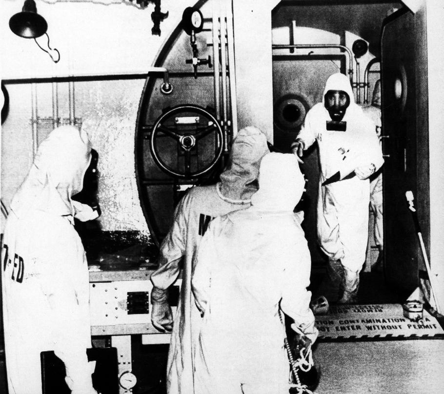 Zdravotní technik u průlezu č. 2 TMI kontroluje radiaci 13. března 1980; první vstup po havárii 28. března 1979.