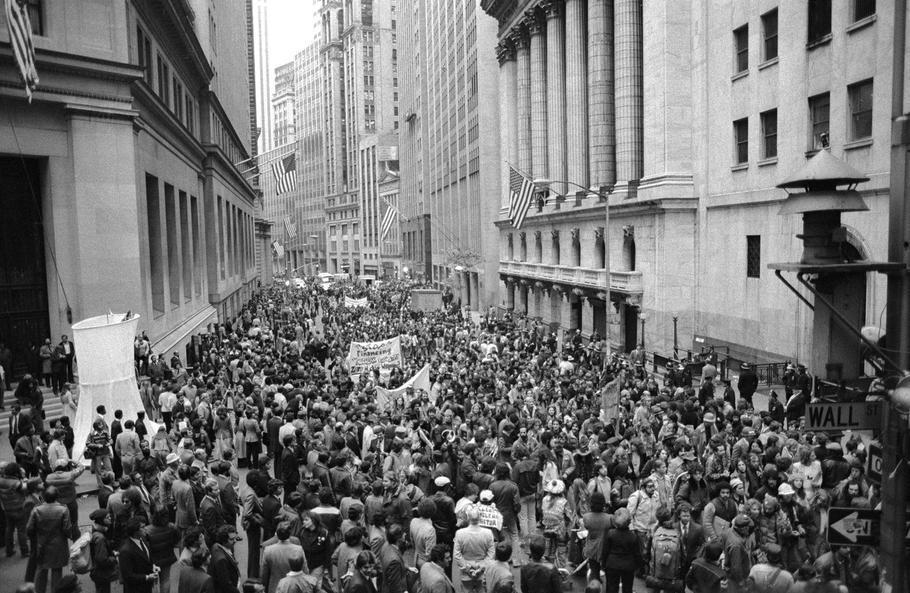 Demonstrace proti nezaměstnanosti a jaderné energii před New York Stock Exchange na Wall Street, 9. října 1979, u příležitosti 50. výročí krachu akciového trhu 1929. Po havárii Three Mile Island v březnu 1979 se antinukleární hnutí výrazně posílilo.