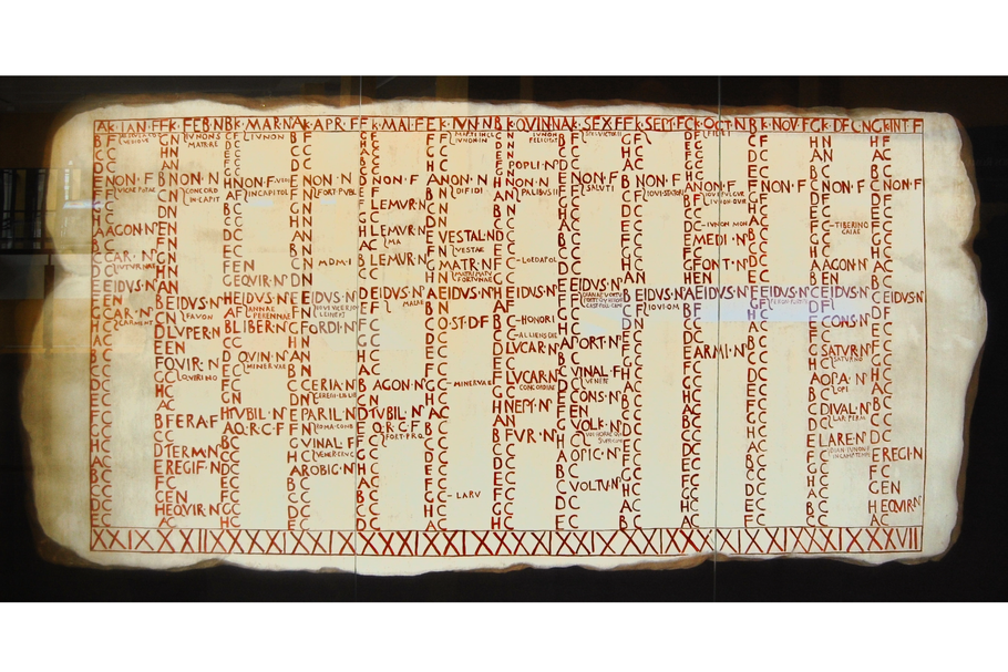 Reprodukce římského kalendáře Fasti Antiates Maiores z Antia, zachycující předjuliánské uspořádání měsíců a svátků.