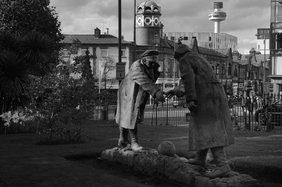 Černobílý snímek sochy All Together Now v Liverpoolu, znázorňující setkání vojáků během vánočního příměří 1914.