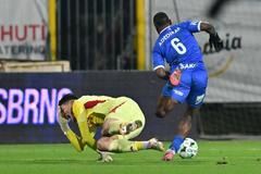 Sparta inkasuje gól. Zleva brankář Jakub Surovčík ze Sparty a autor gólu Quadri Adediran z Artisu Brno