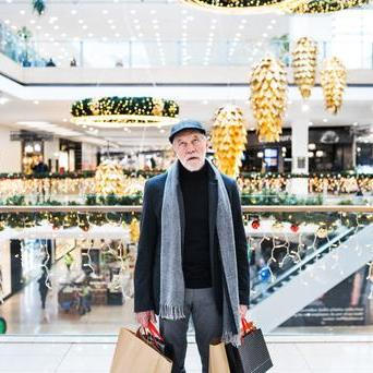 Znuděný muž na nákupech