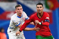 Portugalská hvězda Cristiano Ronaldo (vpravo) v souboji s českým reprezentantem Lukášem Provodem