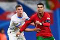 Portugalská hvězda Cristiano Ronaldo (vpravo) v souboji s českým reprezentantem Lukášem Provodem