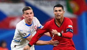 Portugalská hvězda Cristiano Ronaldo (vpravo) v souboji s českým reprezentantem Lukášem Provodem