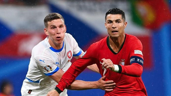 Portugalská hvězda Cristiano Ronaldo (vpravo) v souboji s českým reprezentantem Lukášem Provodem