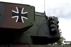 Německo opět vyzbrojuje. Utrácí miliardy za zbraně a převádí civilní průmysl na jejich výrobu.