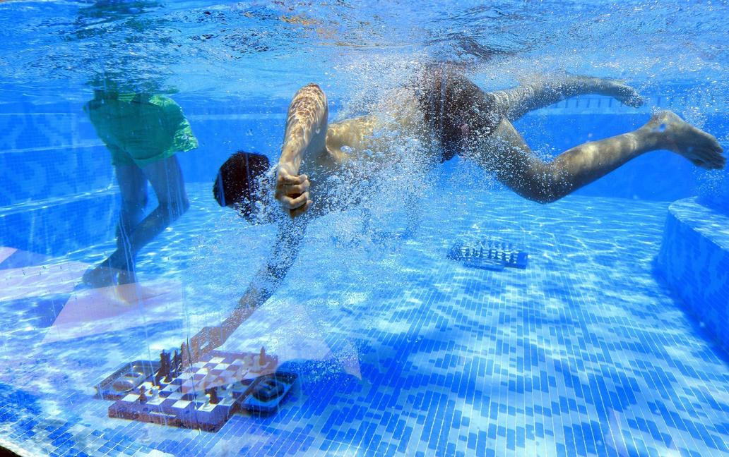 Turnaj v podvodních šachách v bazénu hotelu Silo v jihoafrickém Kapském Městě