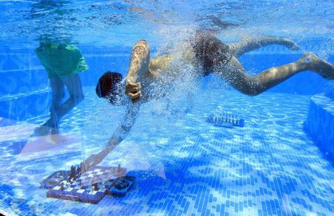 Turnaj v podvodních šachách v bazénu hotelu Silo v jihoafrickém Kapském Městě