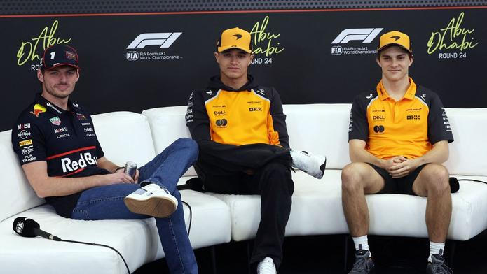 Max Verstappen, Lando Norris a Oscar Piastri před VC Abú Zabí F1 2025