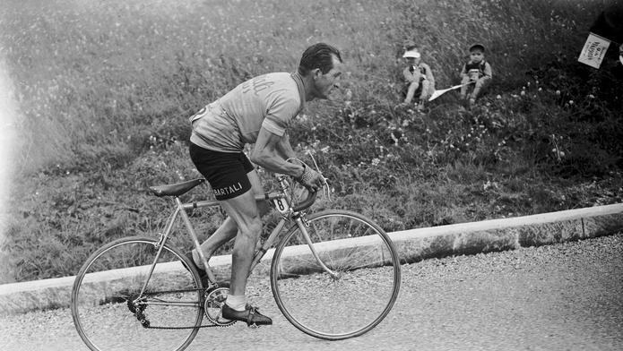 Gino Bartali na trati Gira d'Italia v roce 1952