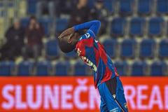 Plzeňský Cheick Souaré se chytá při utkání se Slováckem ze zoufalství za hlavu