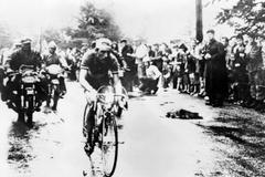 Charly Gaul při svém nejslavnějším kousku, vítězství v deštivé 21. etapě Tour de France 1958