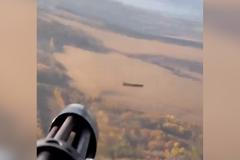 Ukrajinci sestřelili z vrtulníku ruský útočný dron Šahíd.