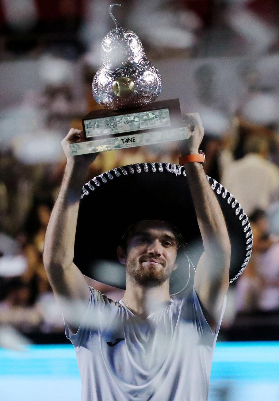 Tomáš Macháč slaví vítězství na turnaji v Acapulcu 2025