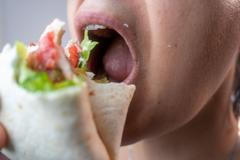 kebab tortila žena ústa jídlo