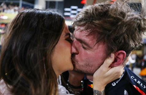 Partnerka Kelly Piquetoá líbá Maxe Verstappen po vítězství v kvalifikaci na VC Abú Zabí 2025