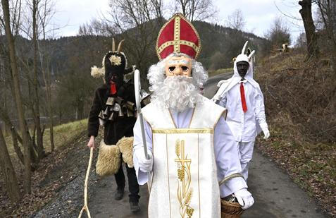 ČR; zábava; folklor; Vánoce; Lidečko. Mikuláš, čert,