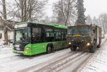 autobus MHD, armádní nákladní auto, automobil, silnice, sníh, sněžení, zima, zimní počasí