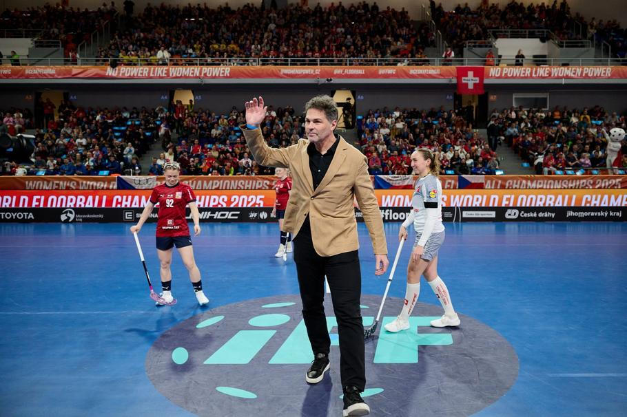 Jaromír Jágr při čestném vhazování před utkáním Česko - Švýcarsko na MS florbalistek