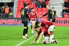 Fotbalisté Pardubic slaví vítězství nad Hradcem