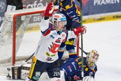 Roman Červenka slaví jeden ze tří gólů v síti Českých Budějovic