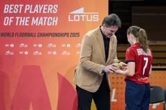 Jaromír Jágr předává cenu pro nejlepší českou hráčku utkání Anně Brucháčkové