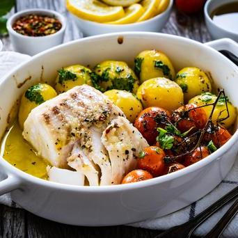 Rybí filé s pečeným bramborem, ilustrační foto