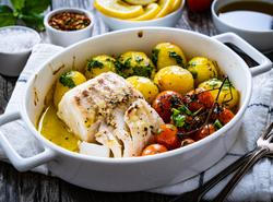 Rybí filé s pečeným bramborem, ilustrační foto