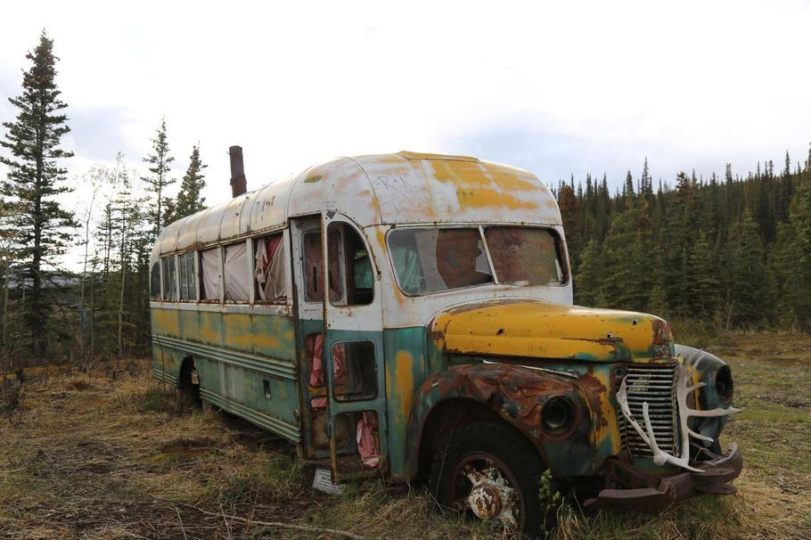 Autobus se stal vyhledávaným turistickým místem. To s sebou ale neslo i nežádoucí znečištění okolní krajiny, proto se úřady nakonec rozhodly autobus odstranit.