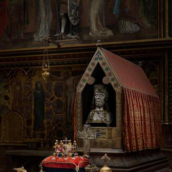 Ukázka z knihy Katedrála svatého Víta - Kamenná koruna království. Autor fotografií Jan William Drnek, nakladatelství NOBART, Praha 2025.