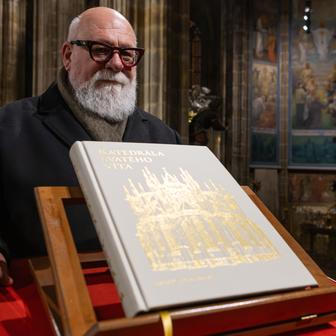 Fotograf Jan William Drnek při požehnání knihy Katedrála svatého Víta – Kamenná koruna království, katedrála sv. Víta v Praze, 13. listopadu 2025.